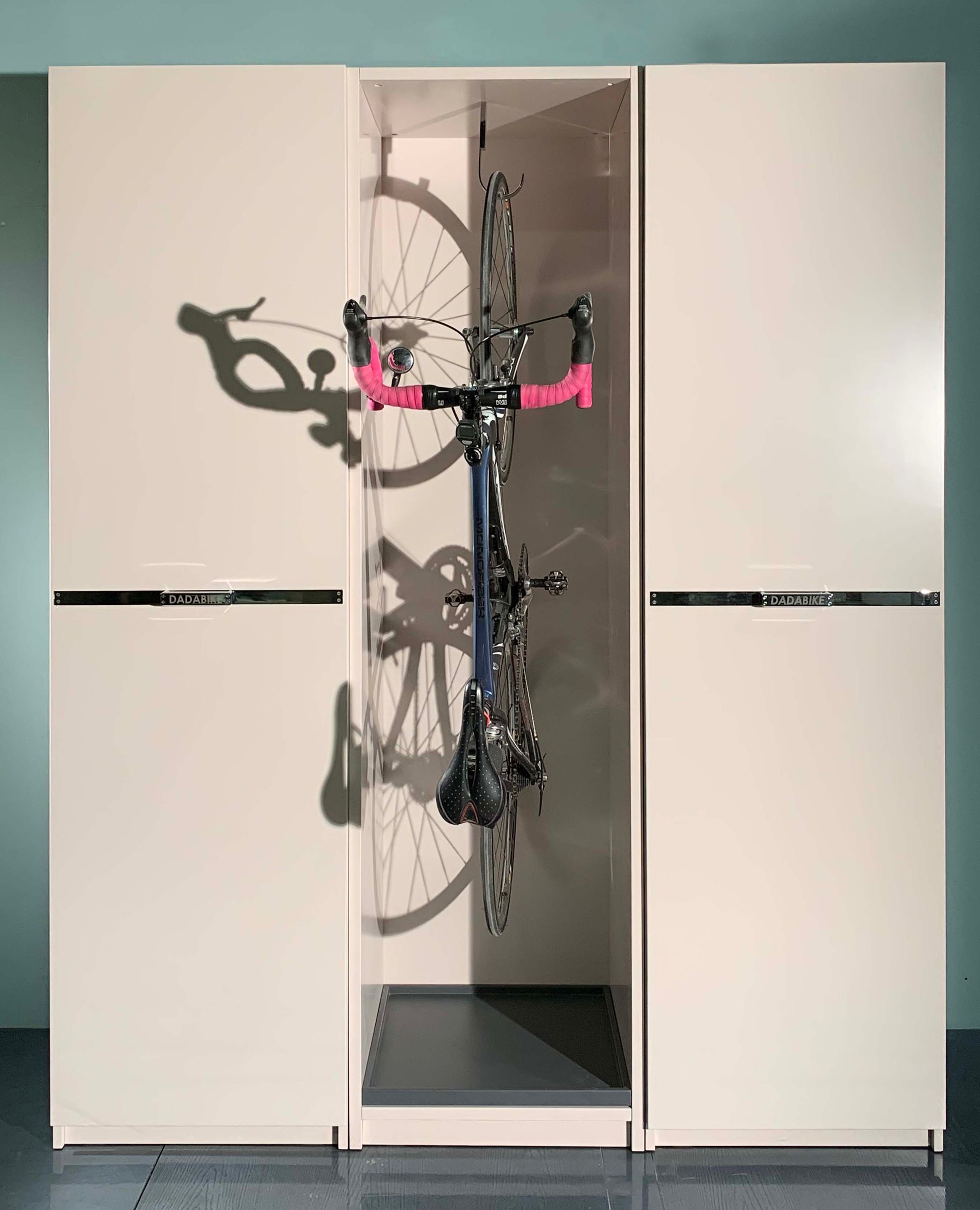 Bicicletta in un mobile contenitore su misura