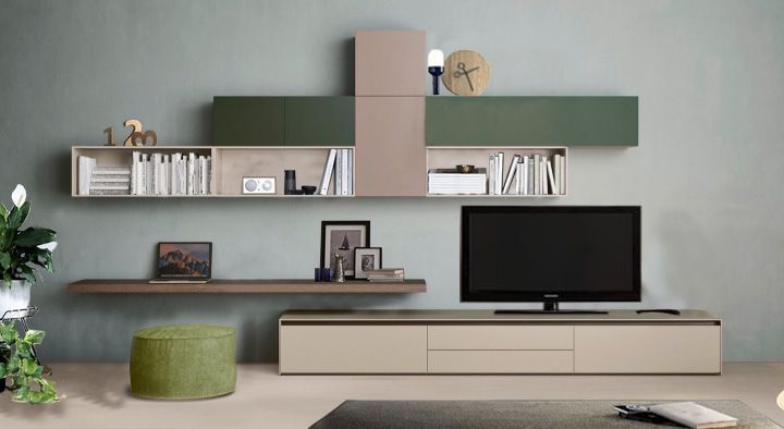 Un soggiorno con una TV a schermo piatto su un supporto