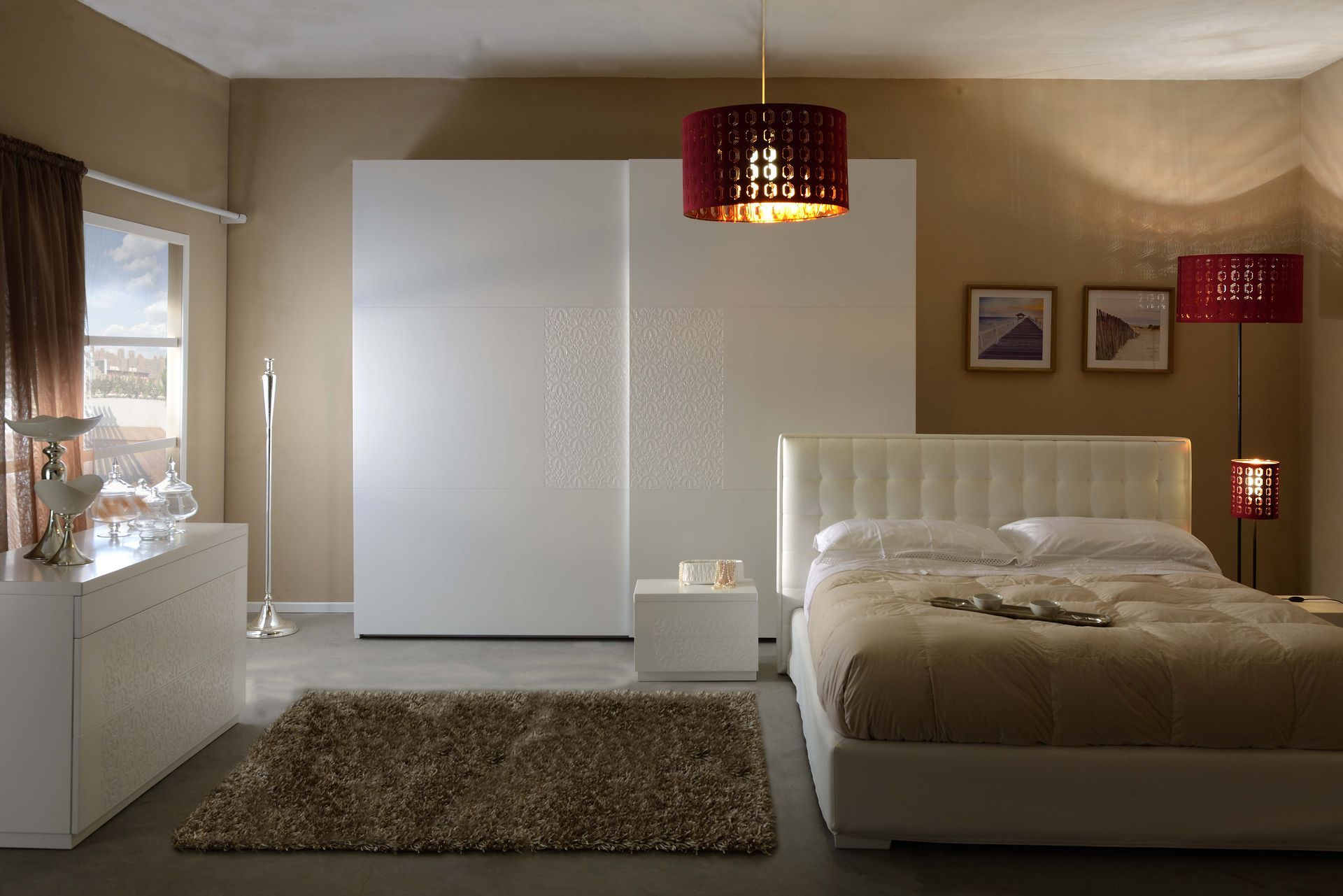 Una camera da letto con letto, cassettiera, comodino e armadio scorrevole.