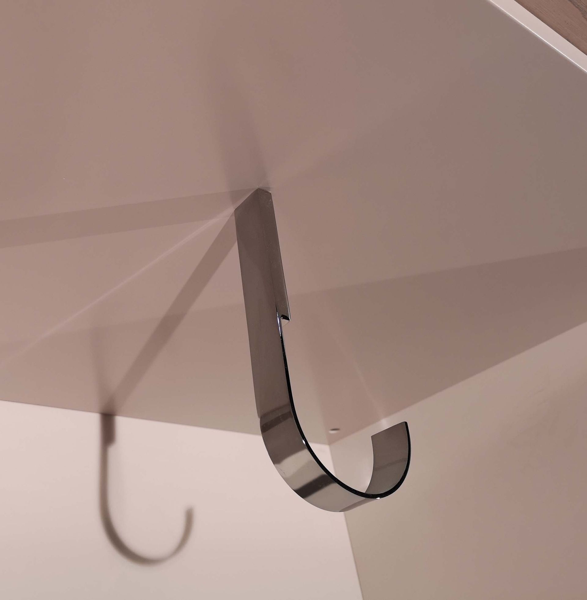 Un gancio di metallo interno ad un mobile contenitore