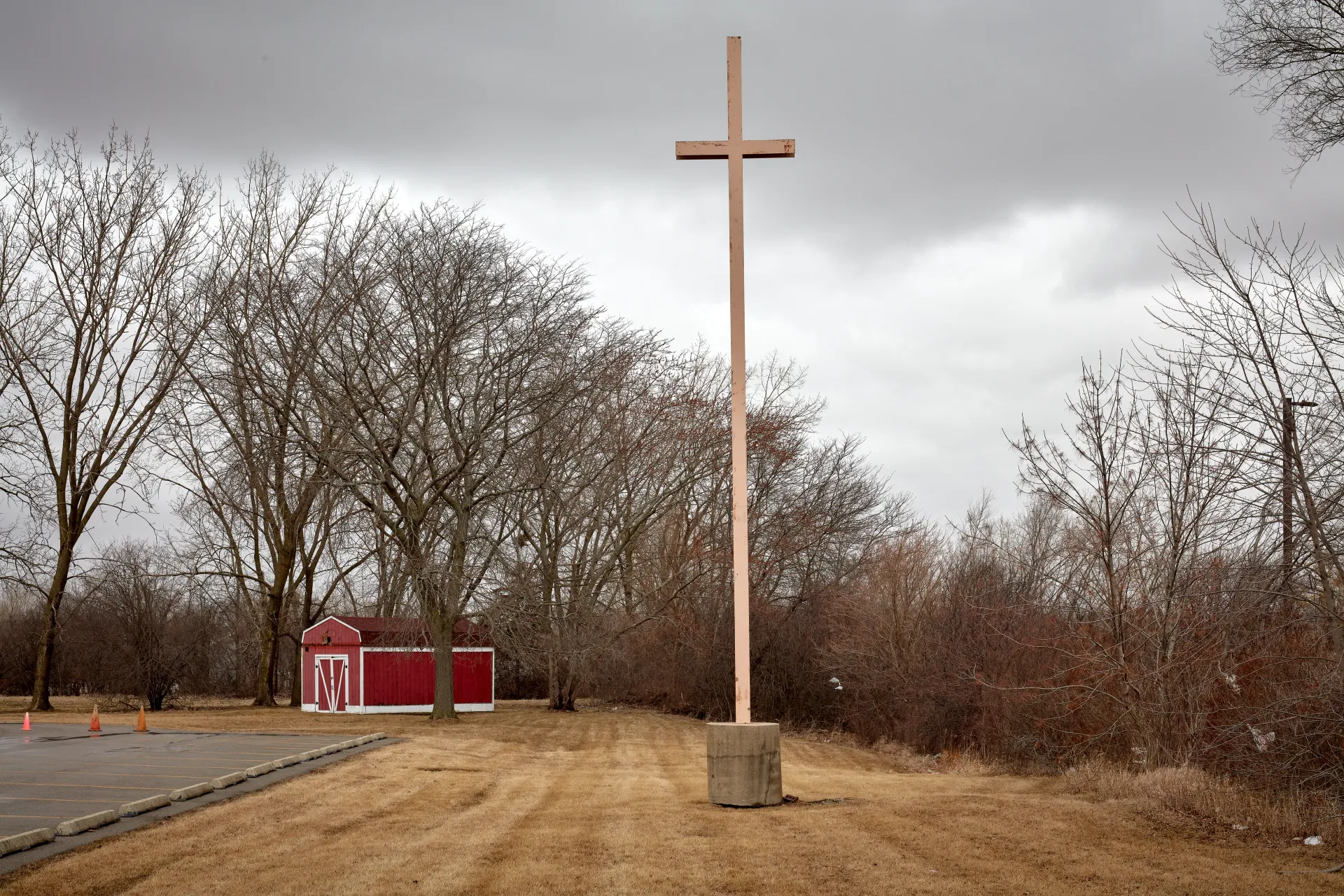 The Metal Cross. A ubiquitous symbol of faith is often enough for worship. Streamwood, Illinois 2023 - Robert Swiderski