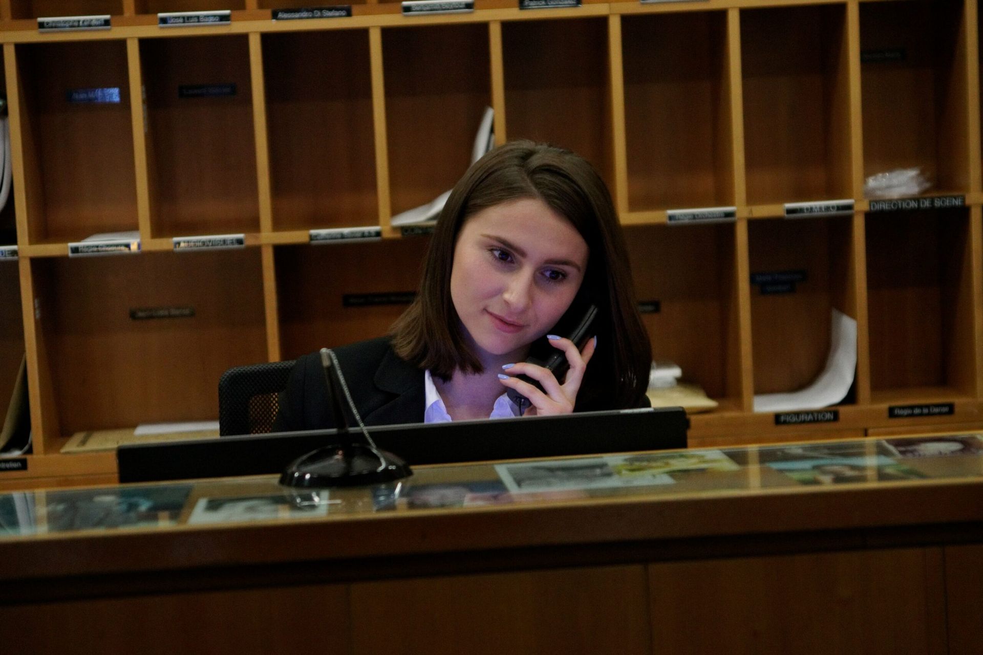 Un homme portant une veste noire avec le numéro 12220 dessus