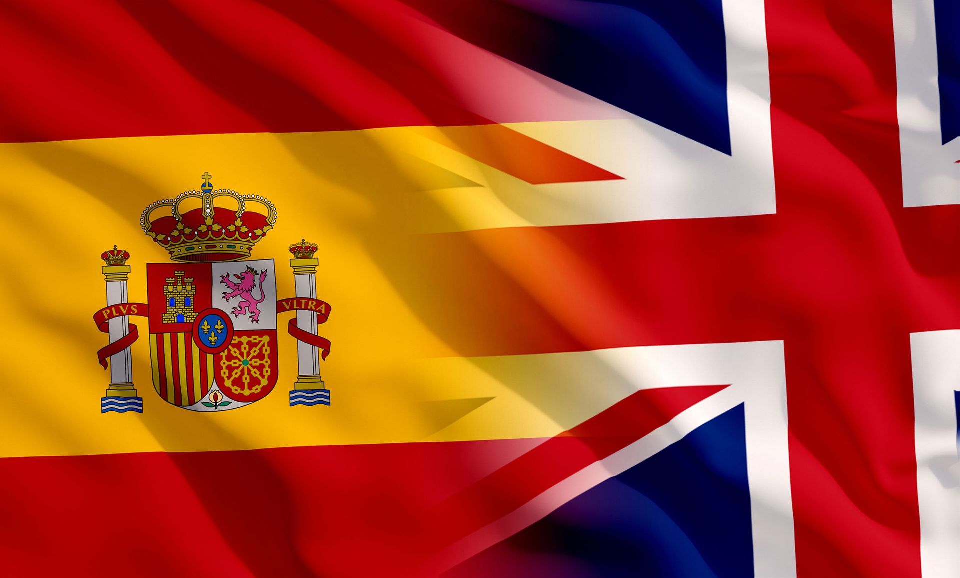 Deux hommes en chemises rouges se tiennent l'un à côté de l'autre dans un entrepôt.