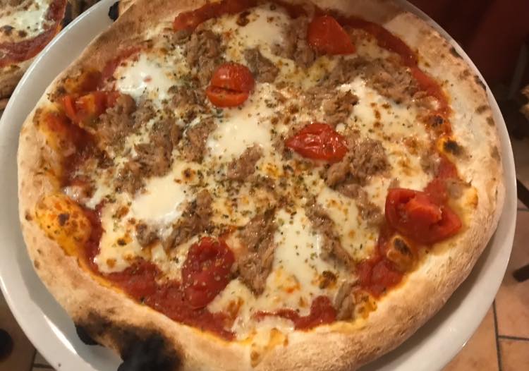 Pizza nel forno a legna