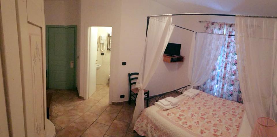 camera con letto matrimoniale