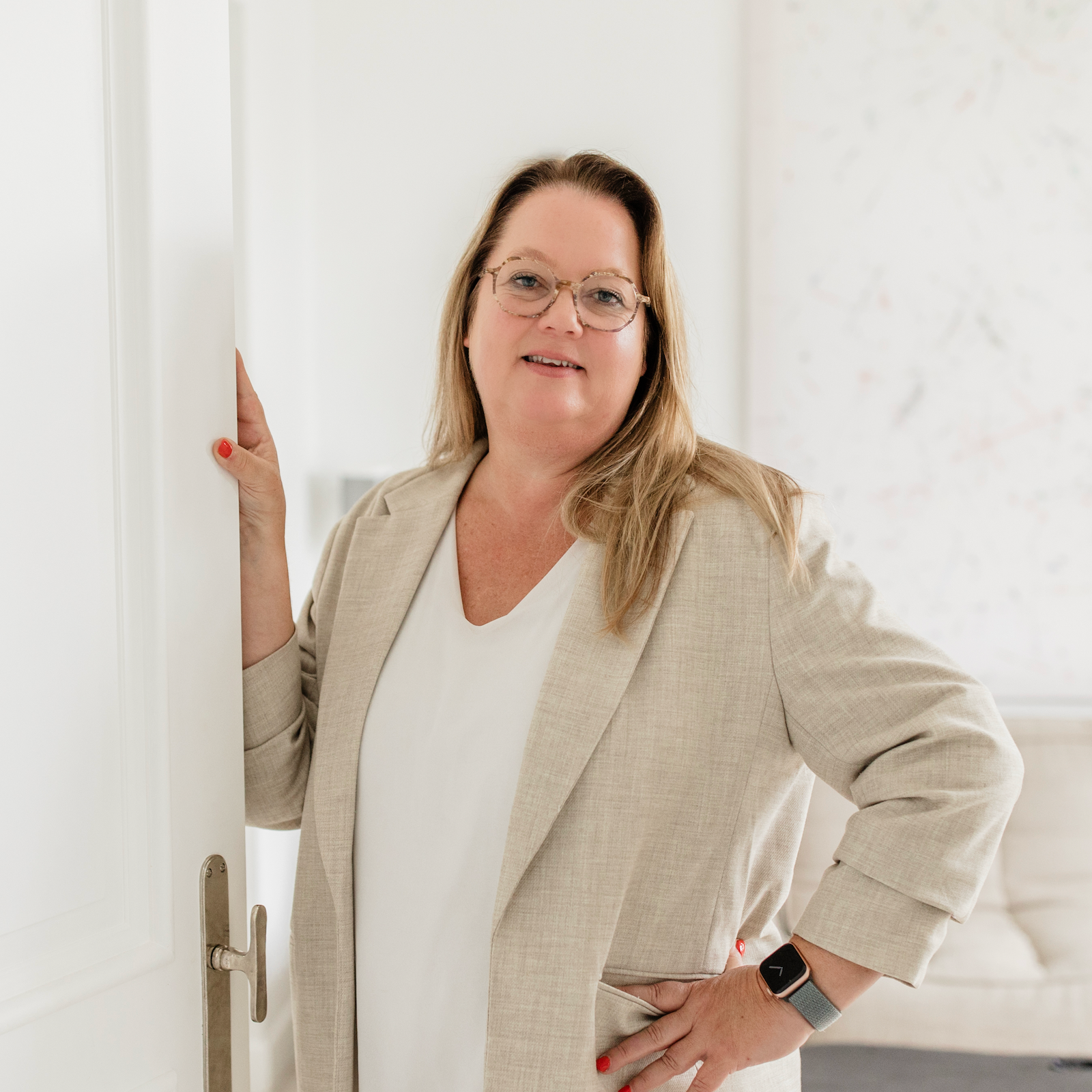 Een naaktslak en andere slakken op een groene ondergrond met een 