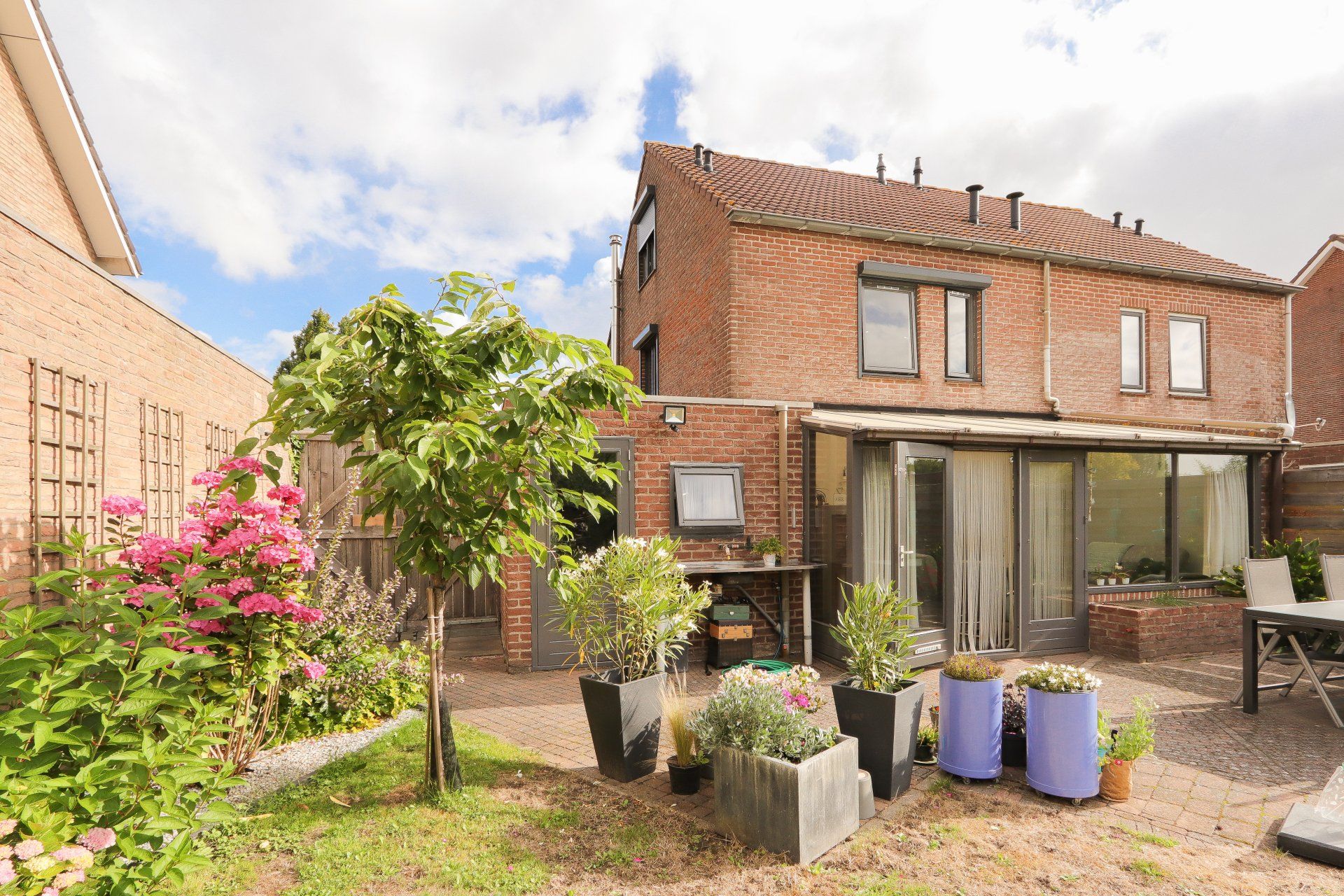 Straatnaam 1 Woonplaats