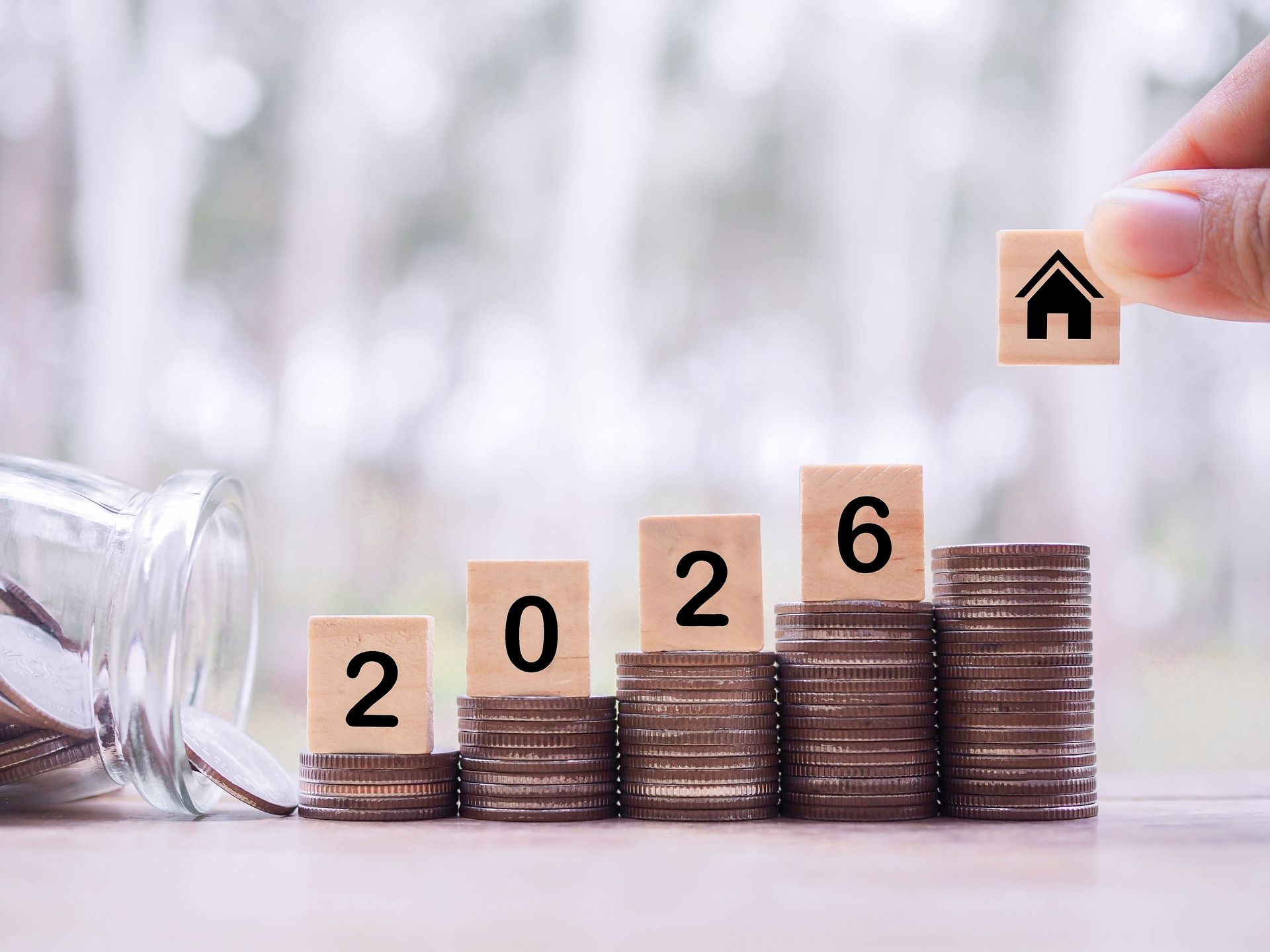 Stapels munten met blokken waarop