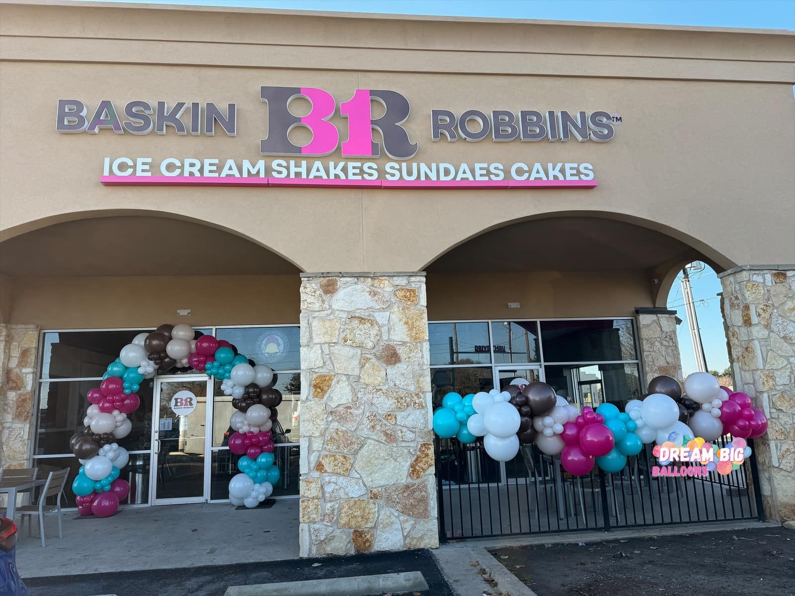 baskin robbins ice cream shakes sundaes cakes is decorated with balloons