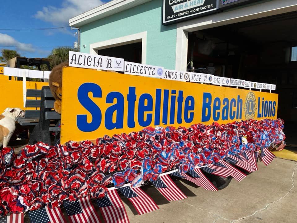 A yellow sign that says satellite beach lions on it