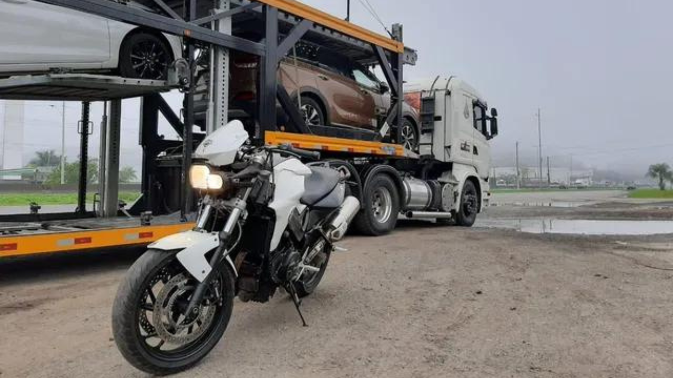 transporte de moto com caminhão cegonha
