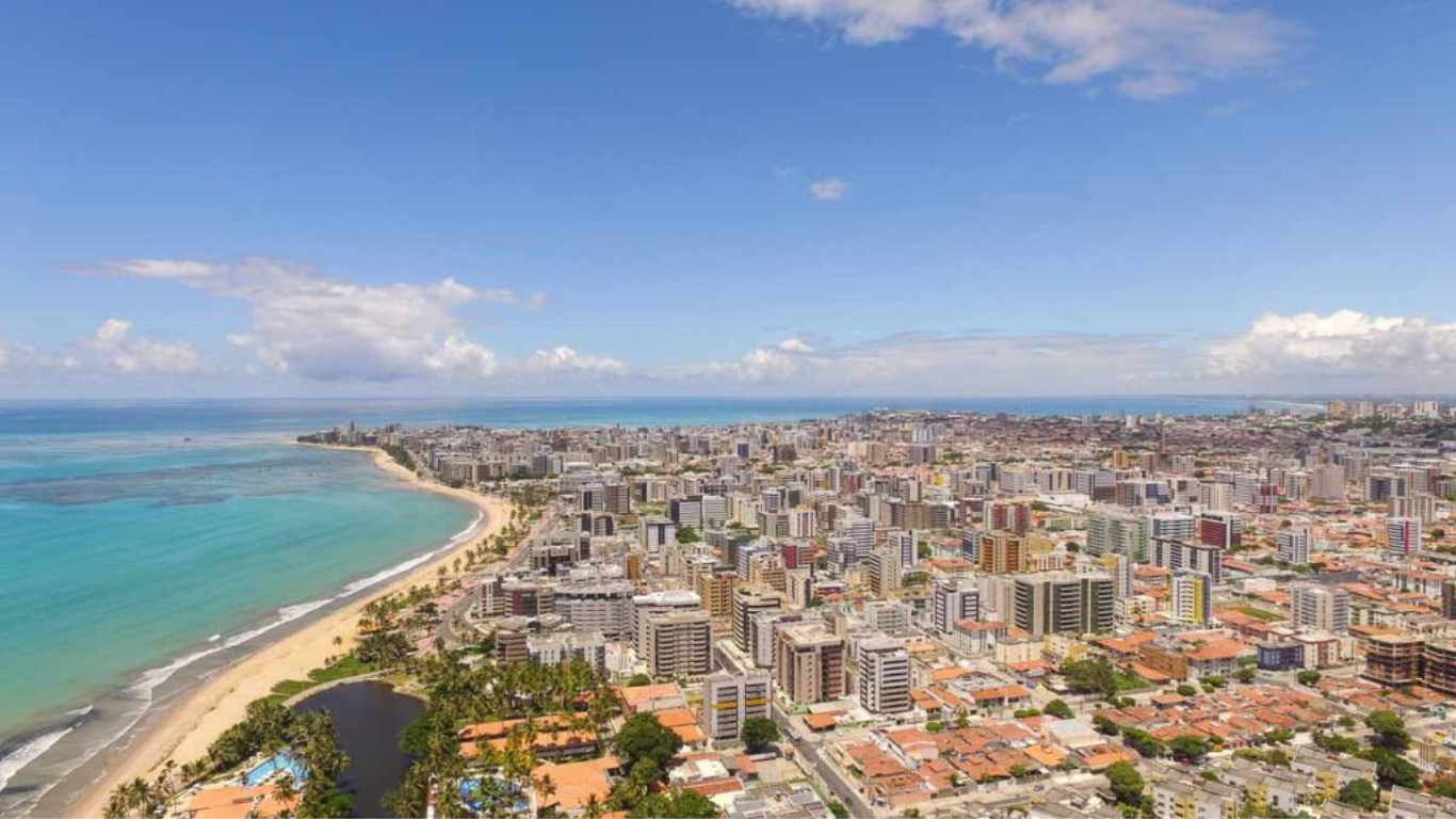 Vista aérea da cidade de Maceió com a vista do mar