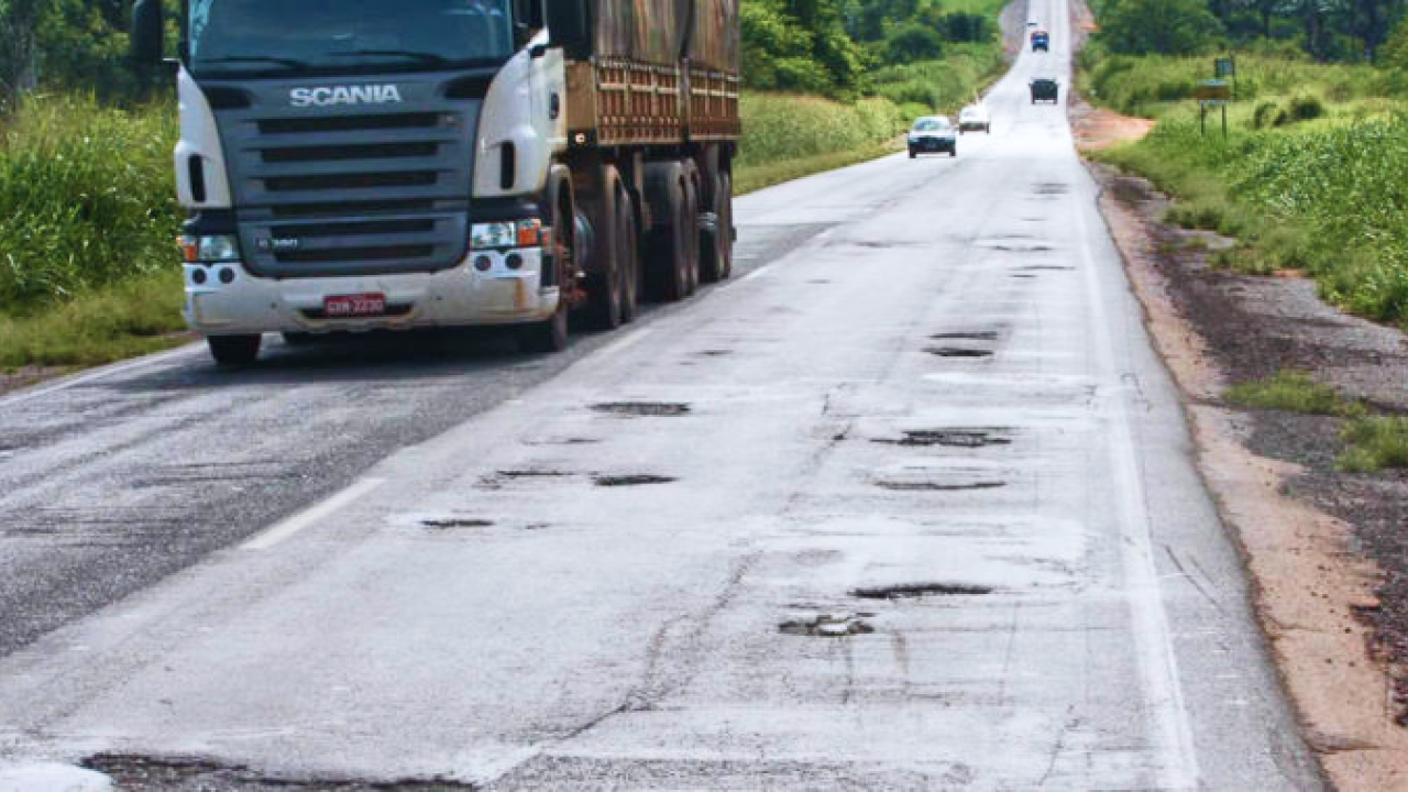 A dificuldade de trafegar pelas rodovias brasileiras