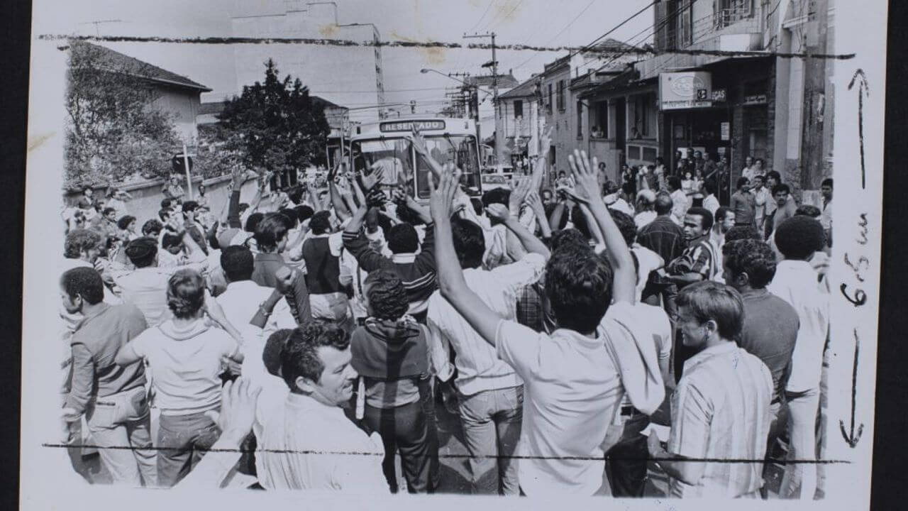 Motoristas rodoviários em greve em 1979 - Foto do arquivo público do Estado de São Paulo