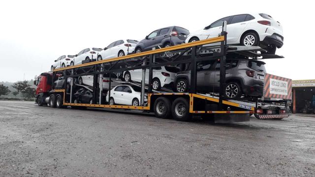 Engavetamento entre carreta-cegonha, caminhões e moto deixa uma