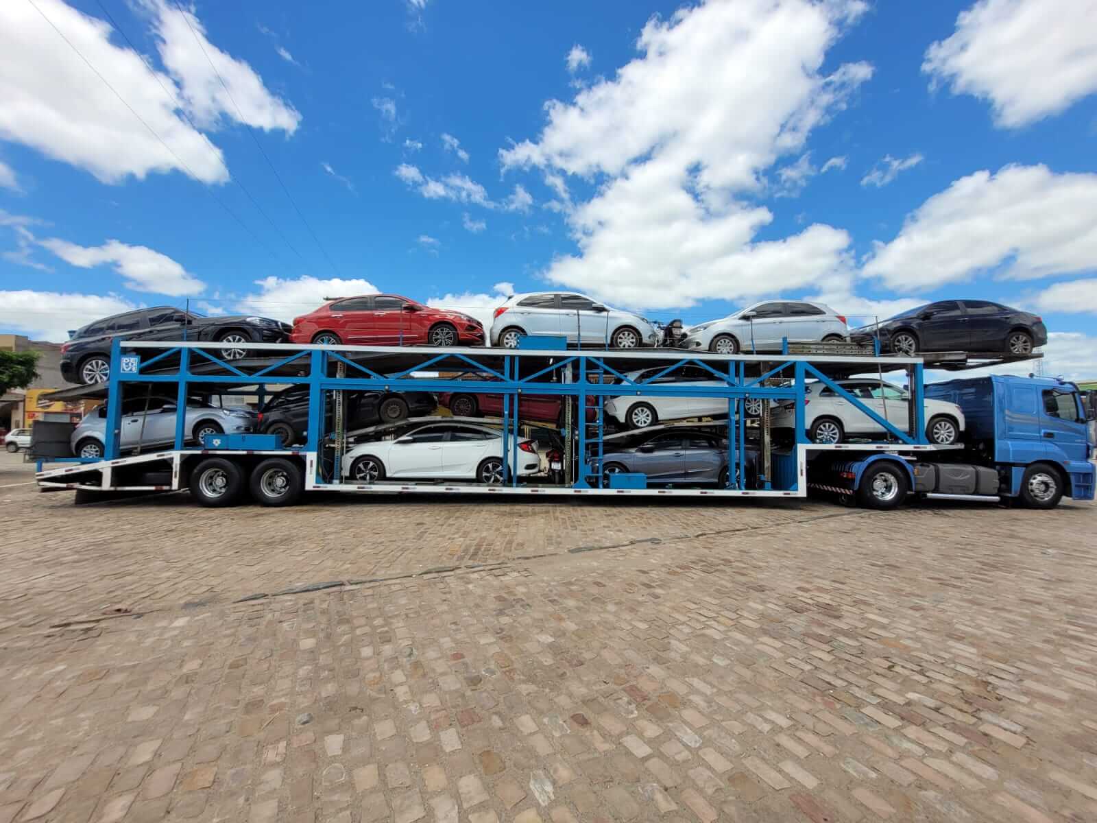 caminhão cegonha com carga completa de veículos