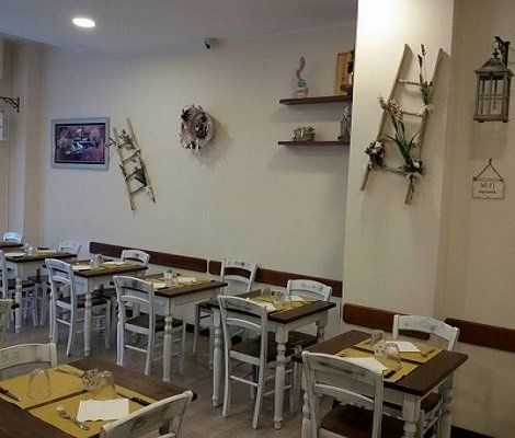 tavoli marroni con sedie bianche