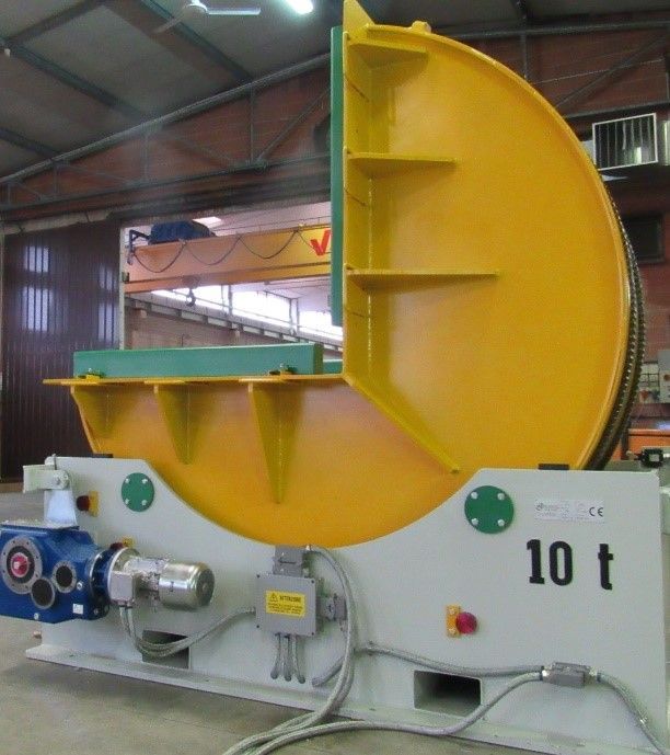 Grande macchina industriale gialla e grigia con l'etichetta 