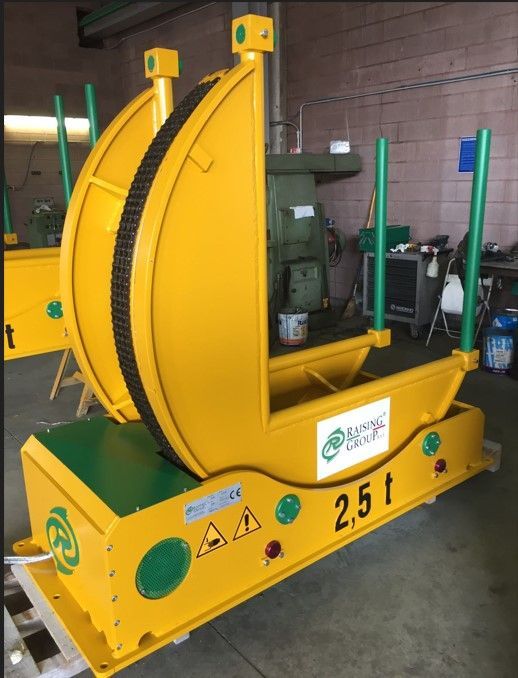 Dispositivo di sollevamento industriale giallo con capacità di 2,5 t, dettagli verdi.