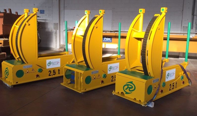 Tre dispositivi di sollevamento industriali gialli, ciascuno etichettato 