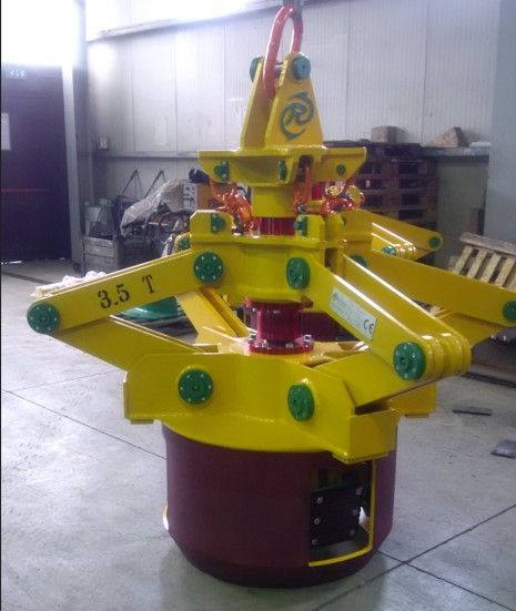 Pinza di sollevamento industriale gialla e rossa, capacità 3,5 T, appesa in un'officina.