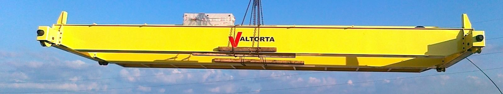 Oggetto rettangolare giallo sospeso in aria contro un cielo blu.