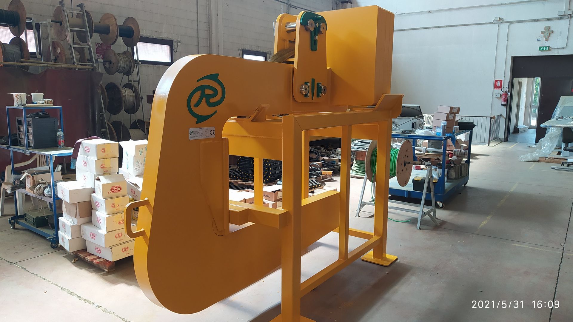 Macchina industriale gialla in un'officina.