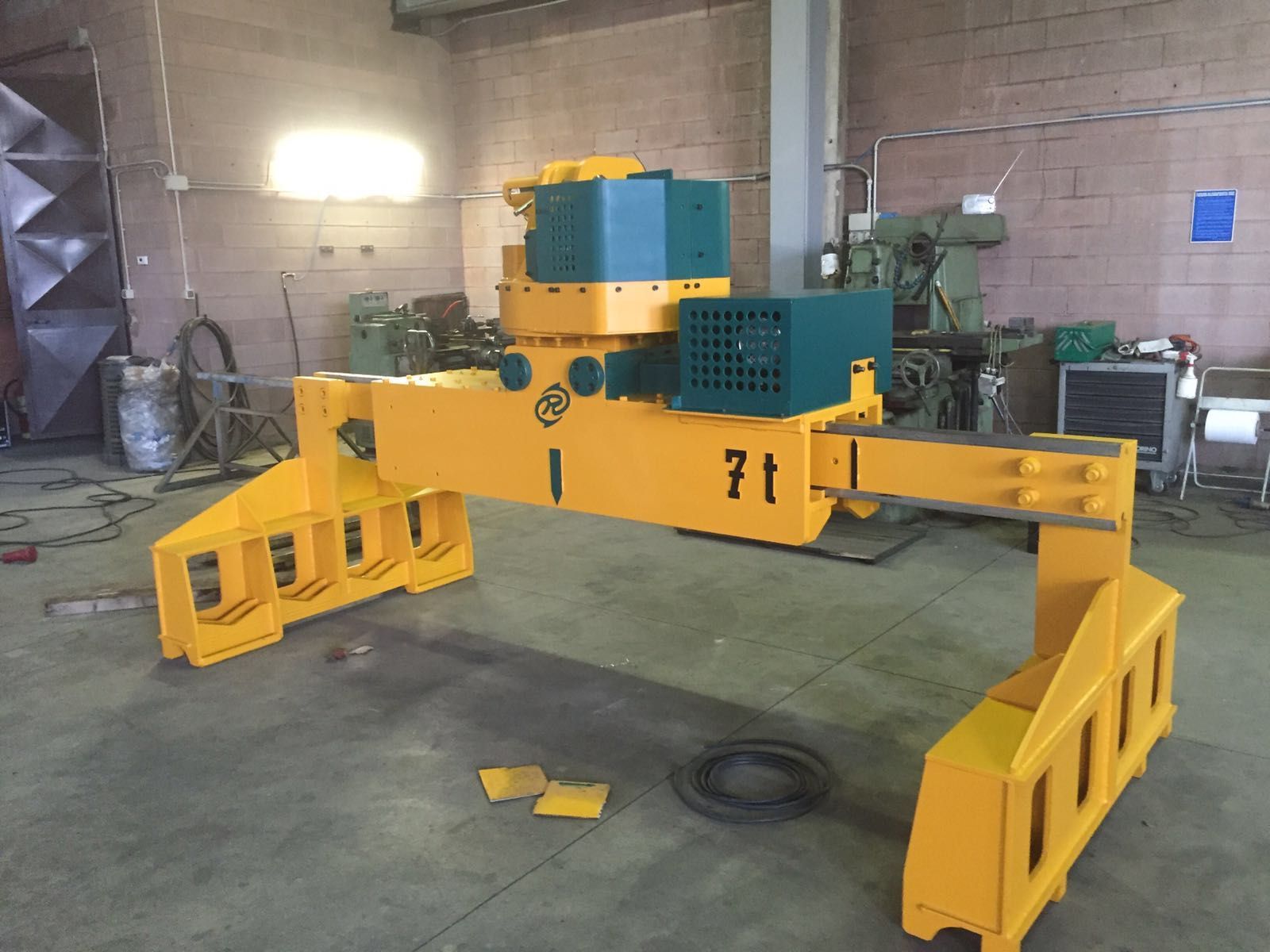 Dispositivo di sollevamento industriale giallo e verde con marcatura 