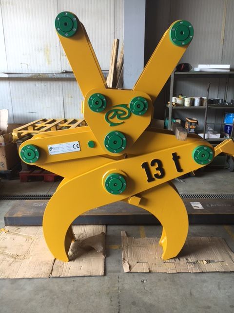 Morsetto di sollevamento giallo da 13 t, bulloni verdi, su cartone.