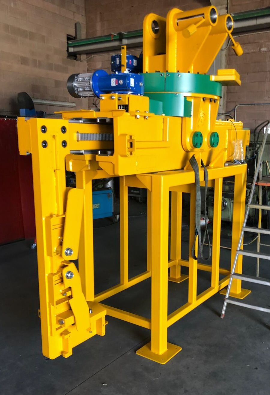 Macchina industriale gialla con motore blu e parte superiore verde.