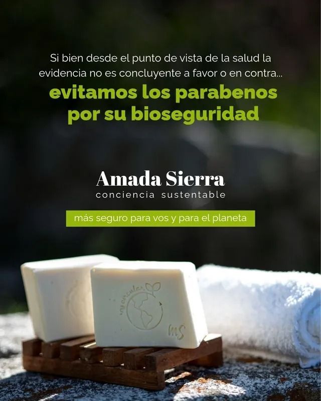 Jabones en estante de madera, anuncio de Amada Sierra, indicando que evitan los parabenos por bioseguridad.