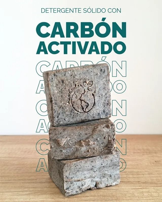 Pila de barras de detergente sólido de color gris con texto