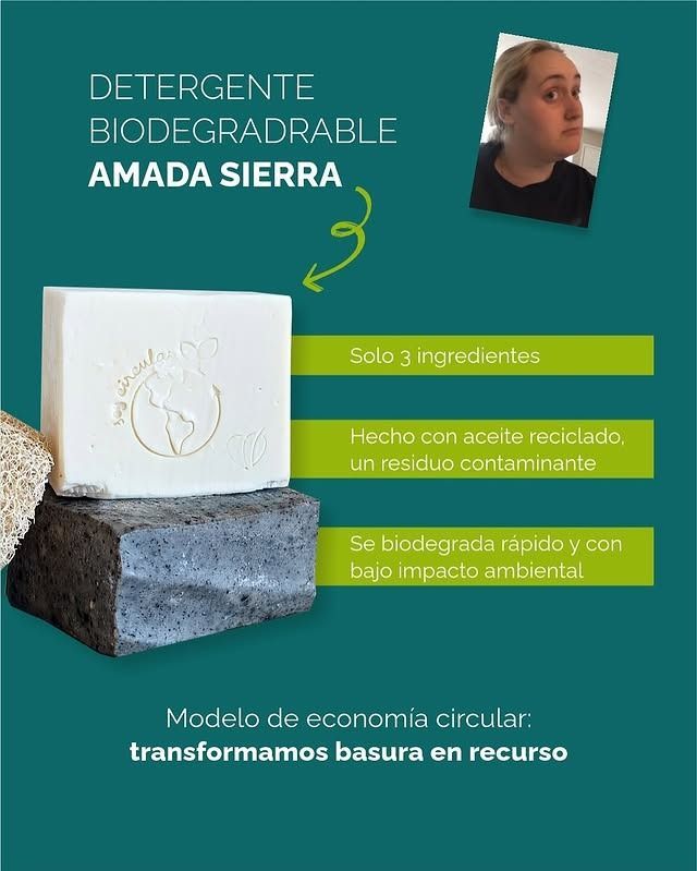 Pastilla de detergente biodegradable de Amada Sierra. Muestra una pastilla sobre un bloque oscuro