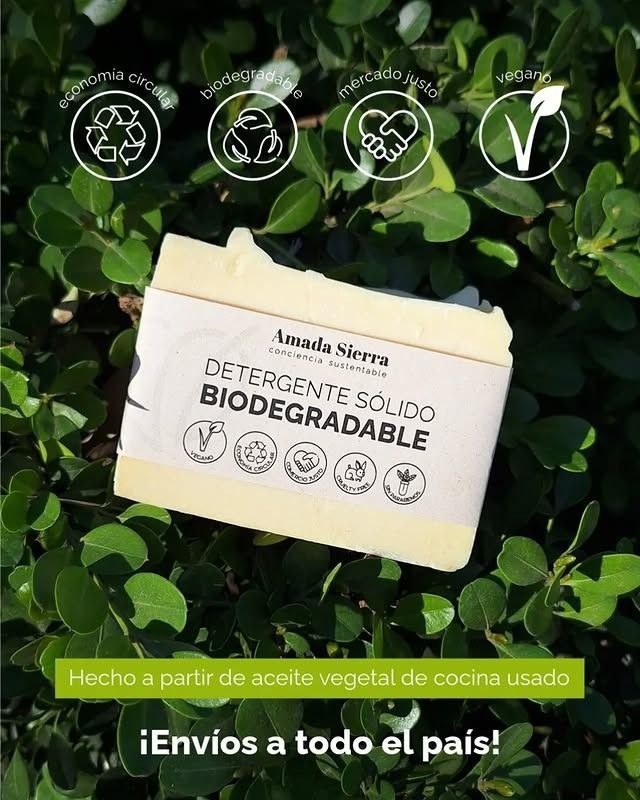 Barra de detergente sólido biodegradable sobre lecho de hojas verdes