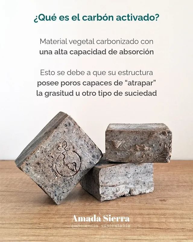 Tres barras de jabón de carbón con texto que explica el carbón activado y sus propiedades de absorción.