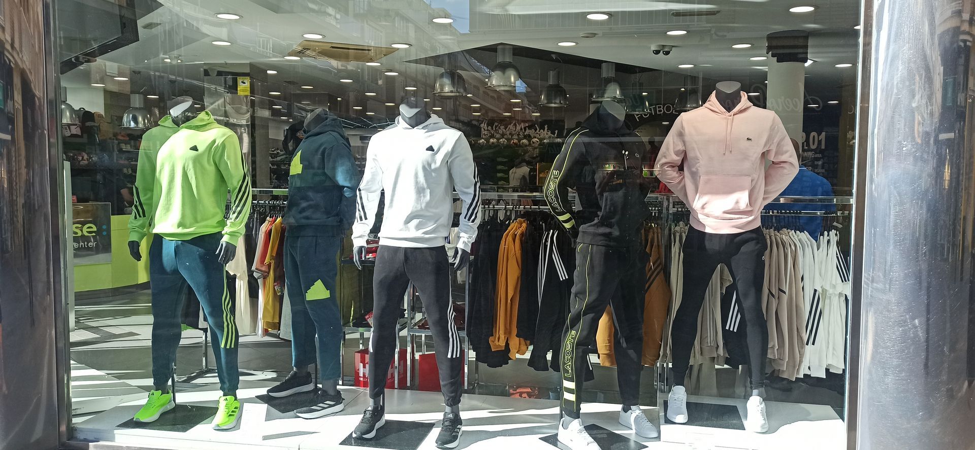 NI-2 Figura masculina sin cabeza, color gris oscuro. Precio 285€