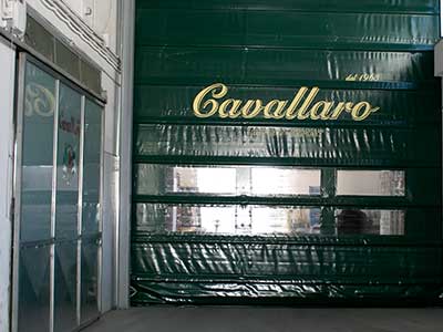 una serranda con scritto Cavallaro