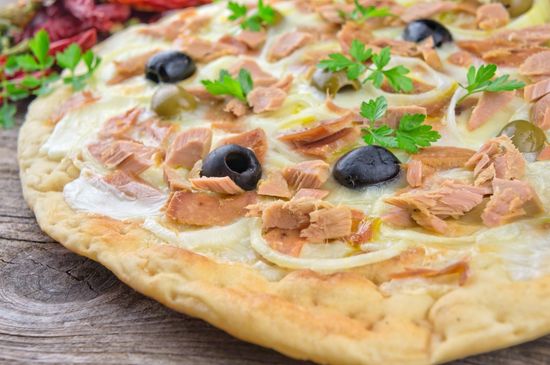 pizza con tonno, ciopolle e olive ner