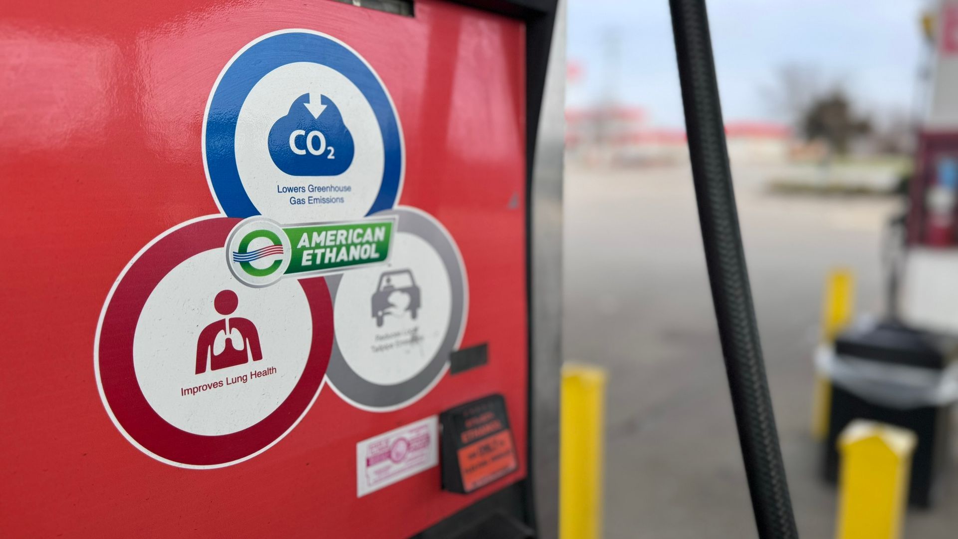 A gas pump with a sticker on it that says `` american ethanol ''.