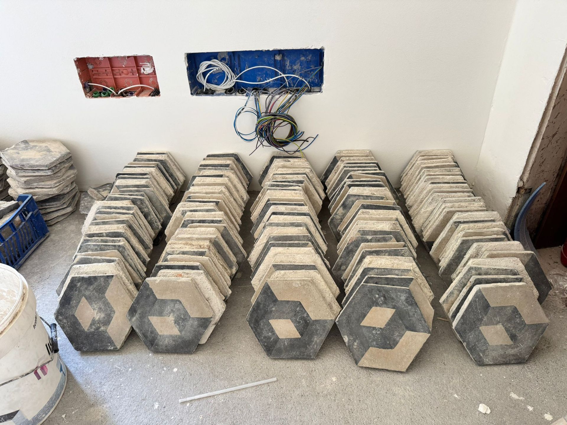 Un mucchio di piastrelle sono impilate l'una sull'altra in una stanza.