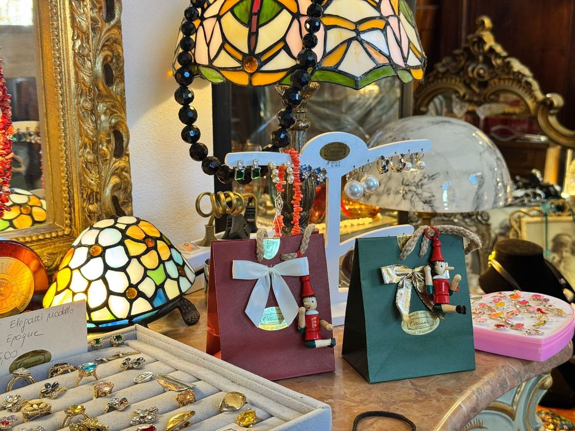 Una mostra di gioielli tra cui una lampada in vetro colorato