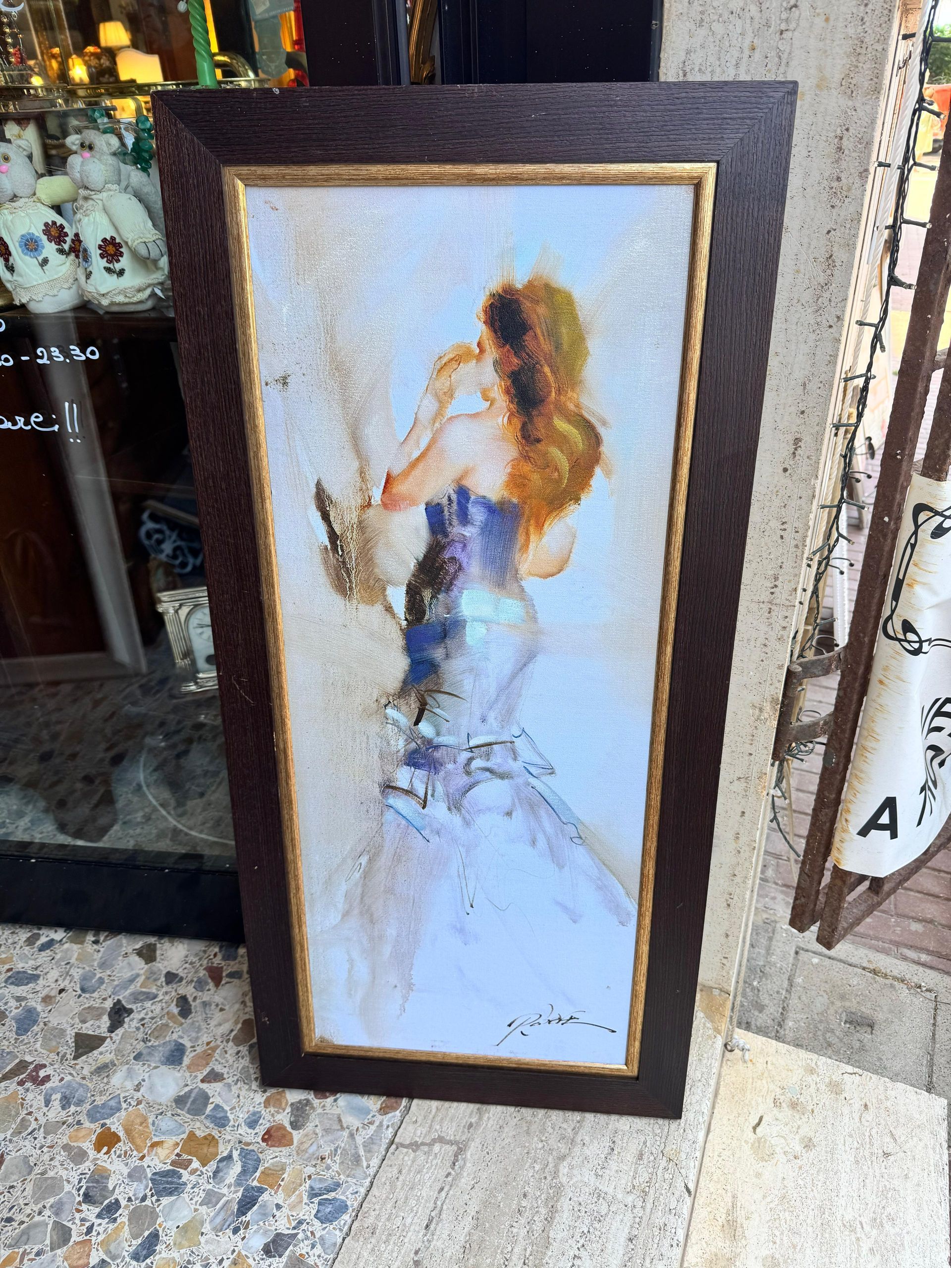 Un dipinto incorniciato di una donna in abito bianco
