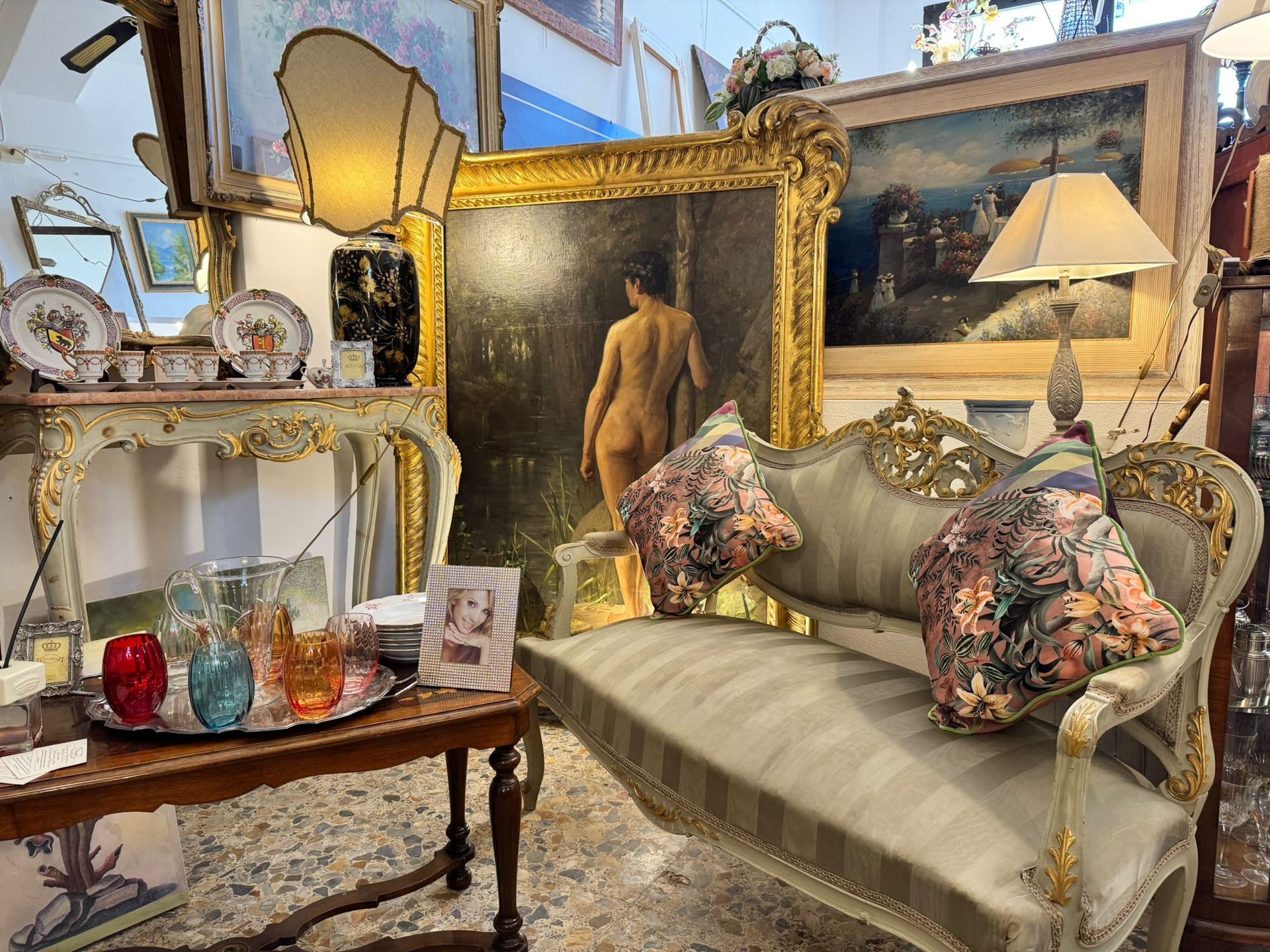 Un gruppo di specchi è posizionato su un marciapiede di mattoni.