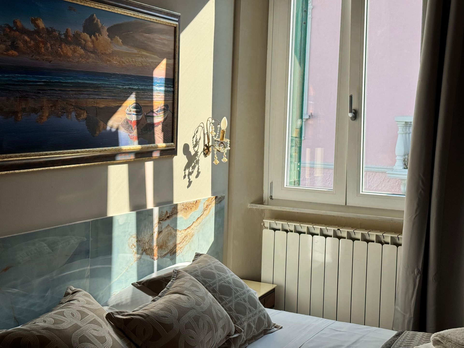 Un soggiorno con un divano, sedie e un tappeto
