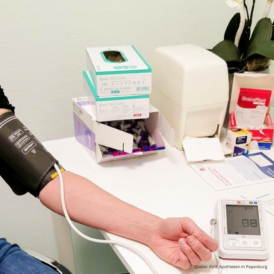 Der Blutdruck wird am Arm eines Kunden gemessen