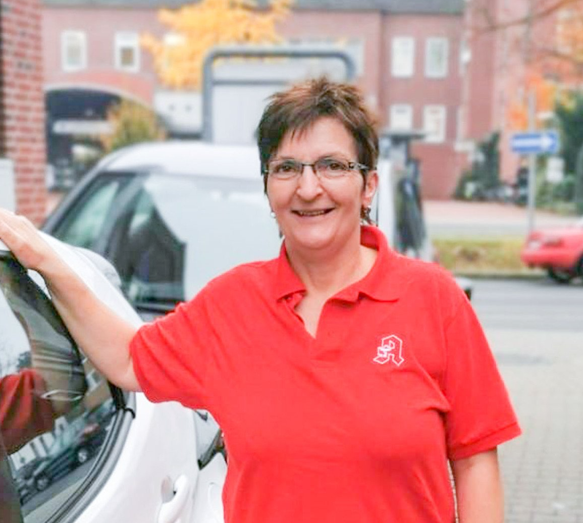 Portrait von Agnes Kaltwasser an einem Auto
