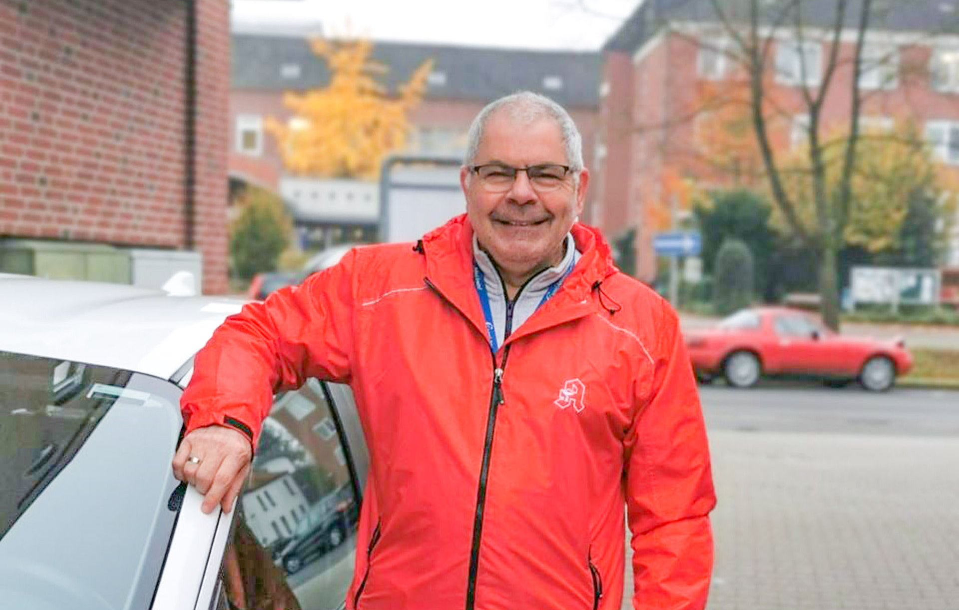 Portrait von Carl Häringer an einem Auto