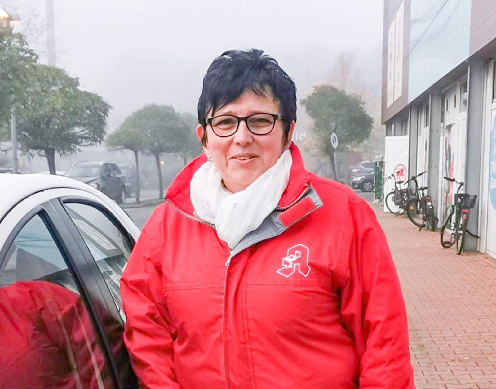 Portrait von Roswitha Rosenbohm an einem Auto