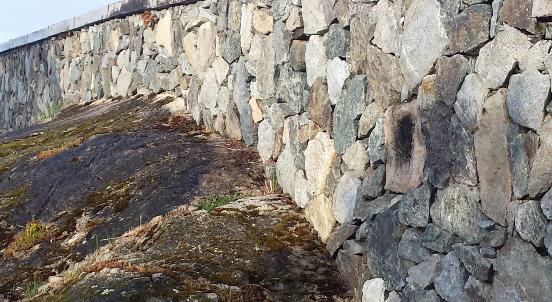Nanaimo Retaining Wall Pros constructs natural stone retaining walls.