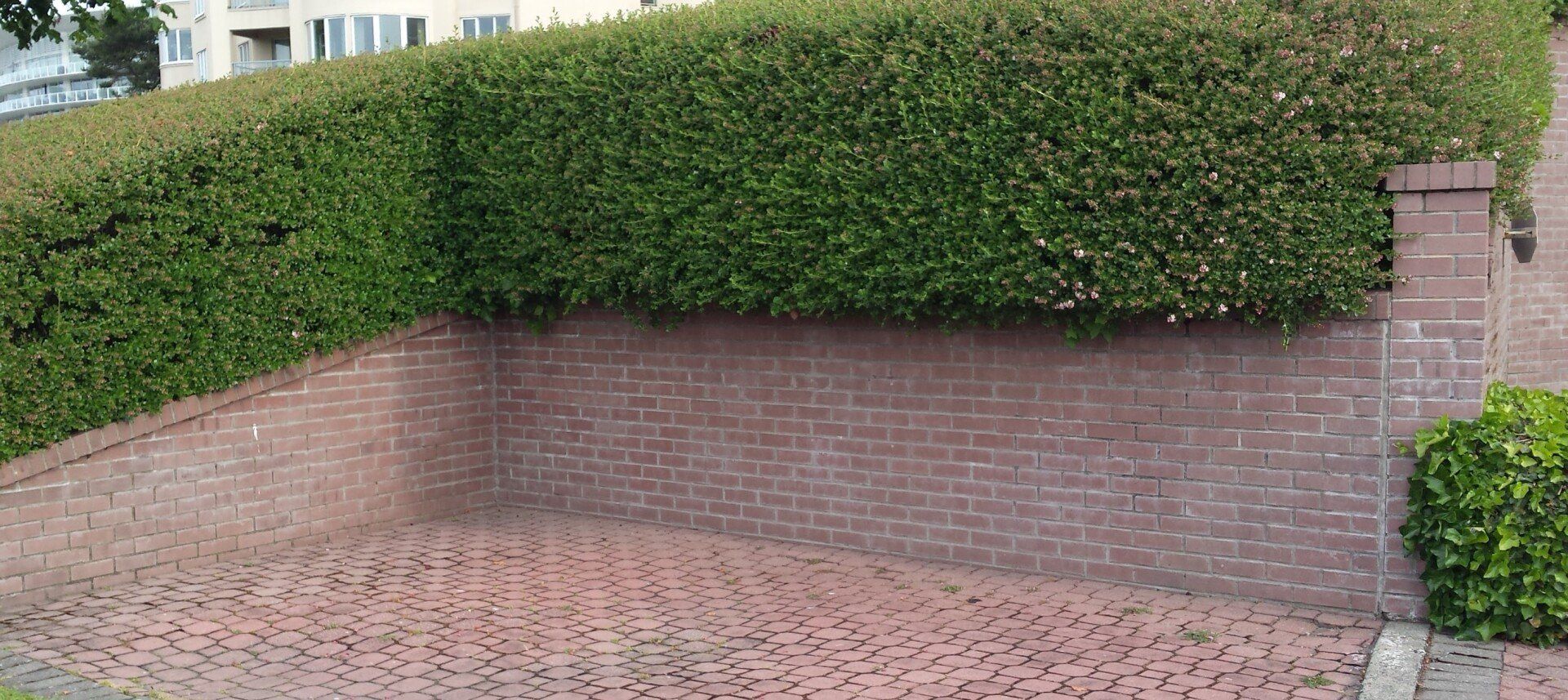 Nanaimo Retaining Wall Pros builds brick retaining walls too.